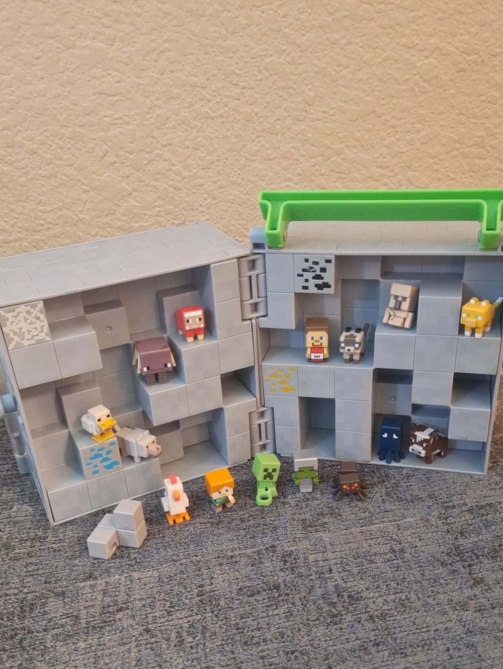 Minecraft Micro Action Figure Playset with Characters